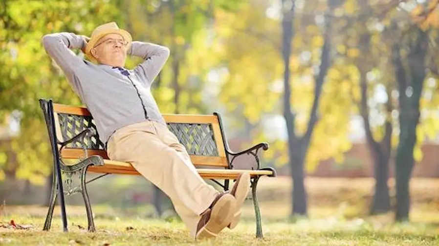 Adulto mayor disfrutando su retiro tras pensionarse bajo la Ley 73 del IMSS